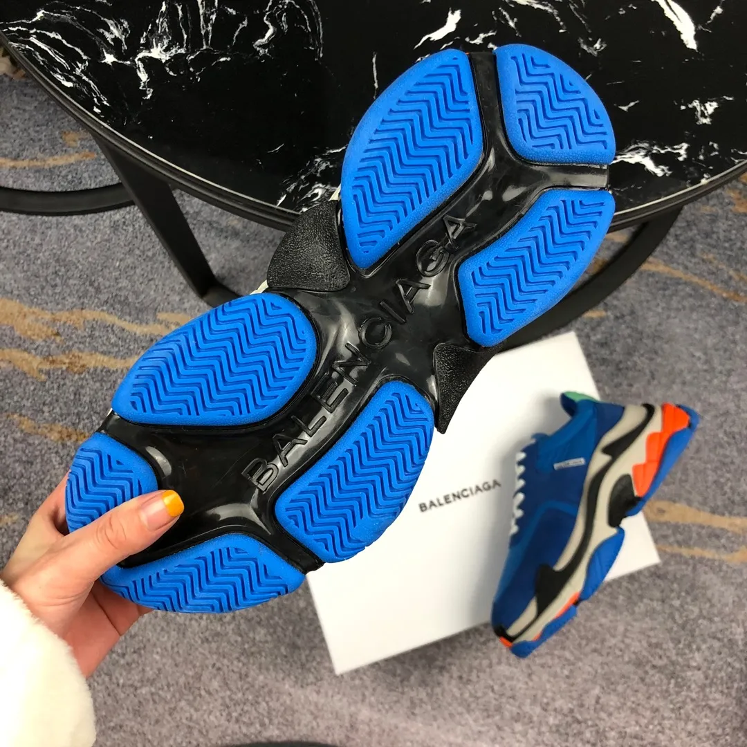 👟👟Ex-factory price 800👟👟 Balenciaga second generation 17 colors🖤 Balenciaga Triple-s Balenciaga-dad shoes. The world’s most popular retro jogging shoes 🔥. 🔺Retro distressed craftsmanship ~ original combination sole, heavy craftsmanship, not a low-end 2-layer combination sole! The upper is made of imported parachute cloth spliced ​​with nubuck matte, priced at 24 yuan per foot, which is different from the ordinary canvas on the market! The back is covered with cowhide high-frequency embossing! ⚠️When purchasing authentic products at the counter, I specifically asked the clerk about the materials. Size: 35-41 yards, men’s size 39-45, matching cloth bag, shoelaces, complete certificate of certification/men’s model will be notified later.
